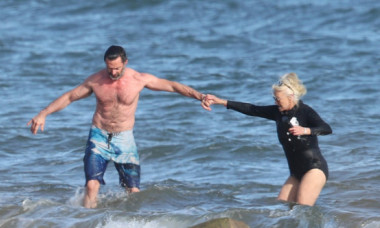 Hugh Jackman și soția lui, 27 de ani de căsnicie, o viață plină de iubire, declarații dulci și o bălăceală în apă rece