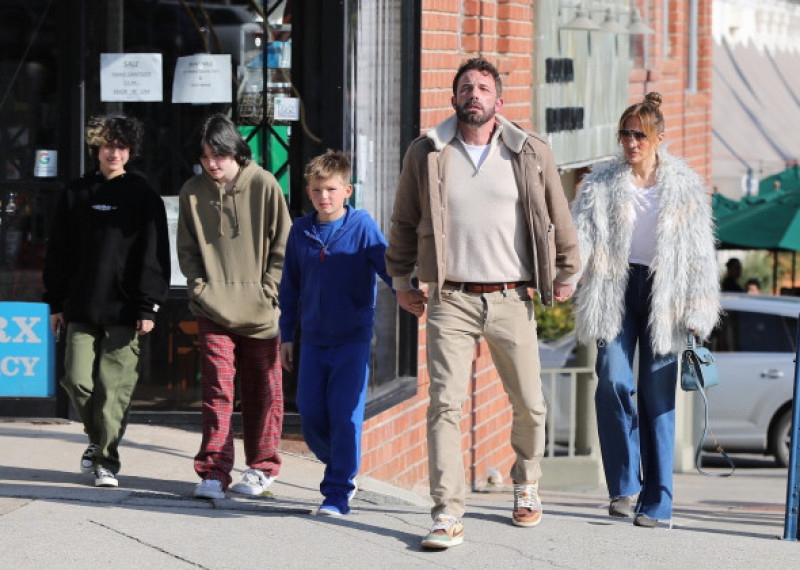 *EXCLUSIVE* Ben Affleck and Jennifer Lopez enjoy lunch with their kids in LA!