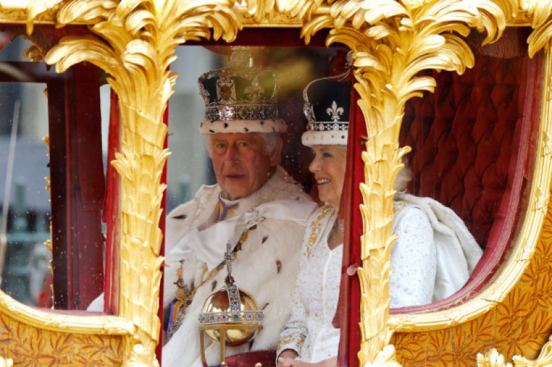 Ce s-a citit pe buzele regelui Charles al III-lea înainte de ceremonia încoronării (1)