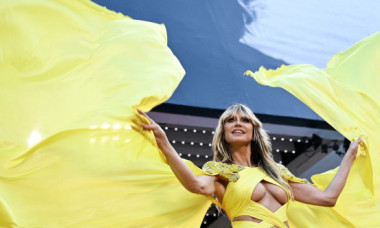 Heidi Klum, pusă în dificultate de rochia mult prea decoltată purtată la Cannes. Accident vestimentar în fața fotografilor