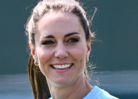 Așa nu a mai apărut în public! Kate Middleton, în pantaloni de trening și tricou, pe un teren de rugby. A schimbat și pase cu sportivii