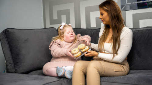 O fetiță cântărește 45 de kilograme la doar cinci ani, din cauza unei boli, iar mama ei e disperată: ”Vrea să mănânce încontinuu!”