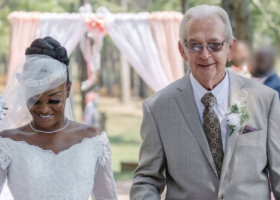 O tânără de 24 de ani s-a măritat cu un bărbat de 85 de ani, mai în vârstă și decât bunicul ei. Vrea să-i dăruiască și copii