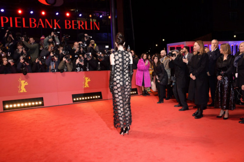 Anne Hathaway, la Festivalul de Film de la Berlin/ Profimedia