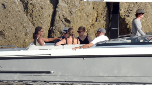 Michelle Obama, în costum de baie, pe iahtul de 250 de milioane de dolari al lui Spielberg. Imagini rare cu fosta primă doamnă a SUA