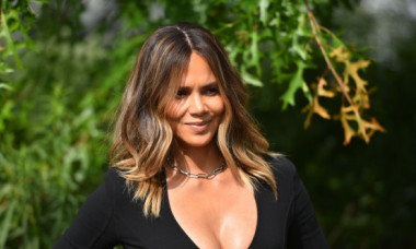 Halle Berry, irezisibilă într-o rochie din dantelă. De ce nu se teme să îmbătrânească: „Ar fi mult mai interesant!”