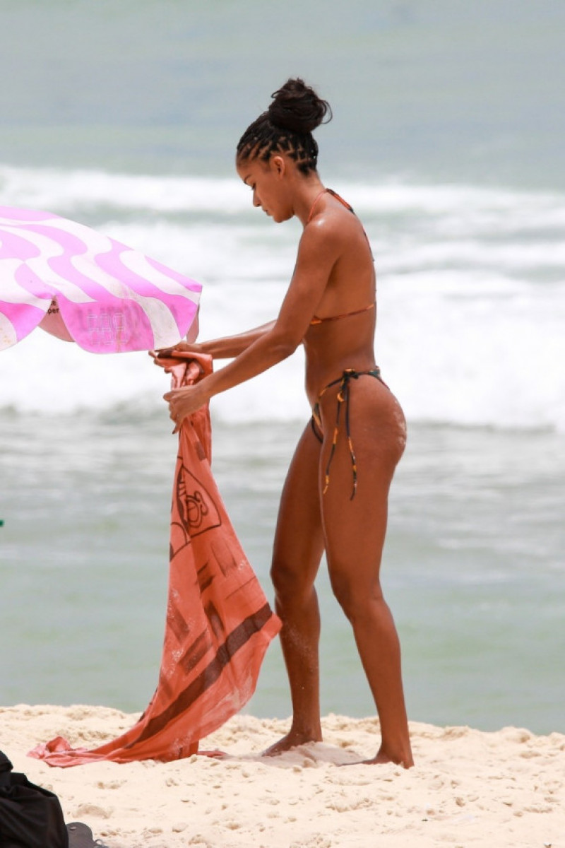 Narah Baptista, pe o plajă din Brazilia natală / Foto: Profimedia