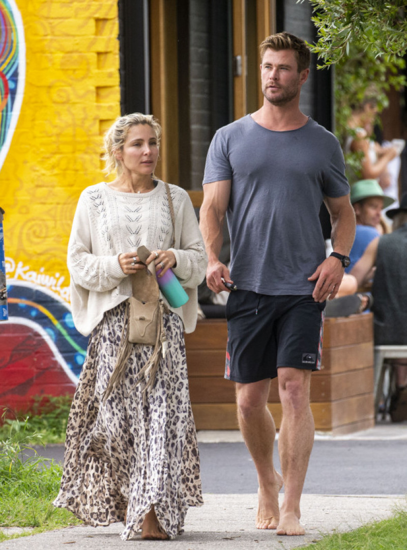 EXCLUSIVE: *NO DAILYMAIL ONLINE* Chris Hemsworth &amp; Elsa Pataky enjoy a barefoot breakfast at Byron's Bayleaf cafe, before wowing a couple of lucky fans with a selfie op!