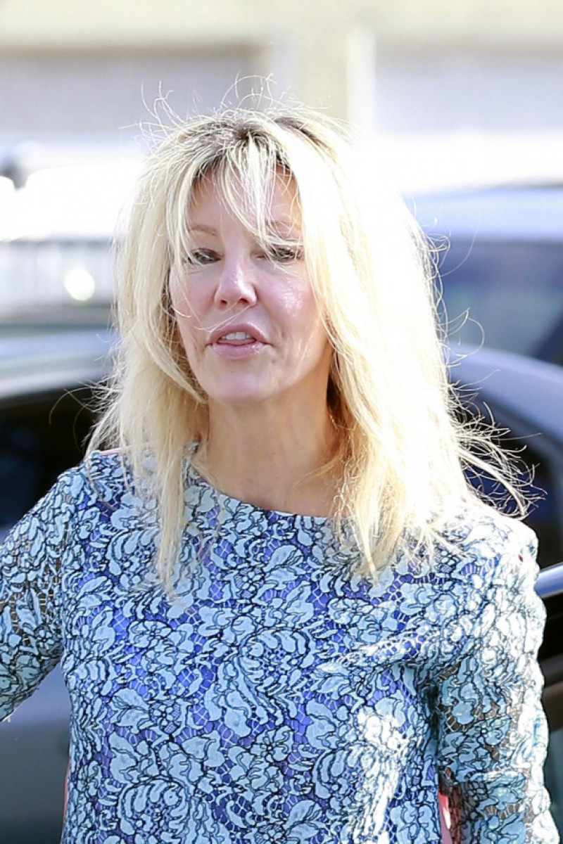 A makeup-free Heather Locklear does some shopping at XIV Karats in Los Angeles