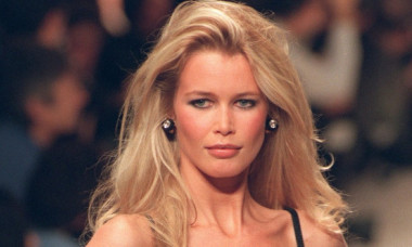 Claudia Schiffer și Kylie Jenner, în același costum de baie roșu, la 30 de ani distanță. Cine l-a purtat mai bine?