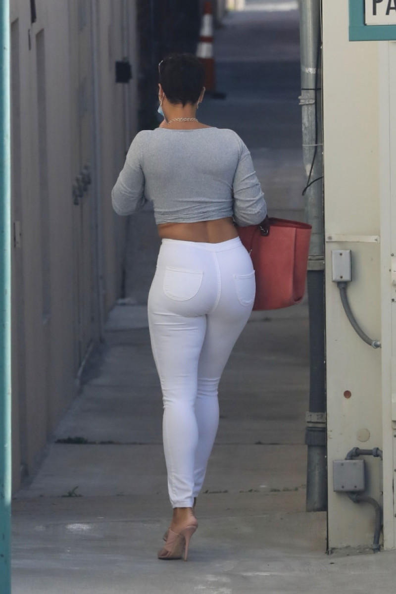 *EXCLUSIVE* Sexy Nicole Murphy shows off all her curves as she shops with a male friend in Beverly Hills