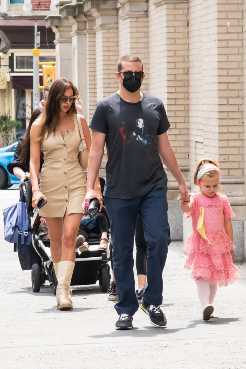 Bradley Cooper And Irina Shayk Take Their Daughter Lea Cooper For A Walk In NYC