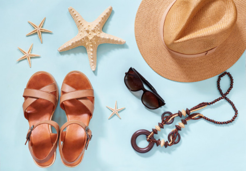 Vară, vacanță, plajă, sandale, pălărie. Foto: Shutterstock