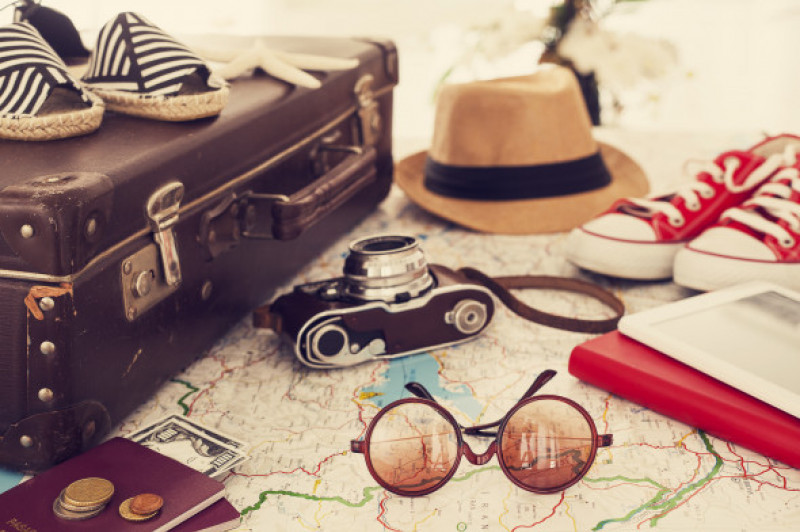 Vară, vacanță, valiză, aparat foto, încălțări, ochelari de soare. Foto: Shutterstock