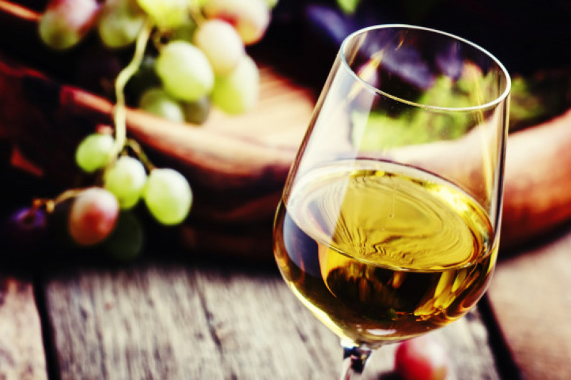 White,Wine,In,A,Glass,With,Fall,Grapes,,Old,Wooden