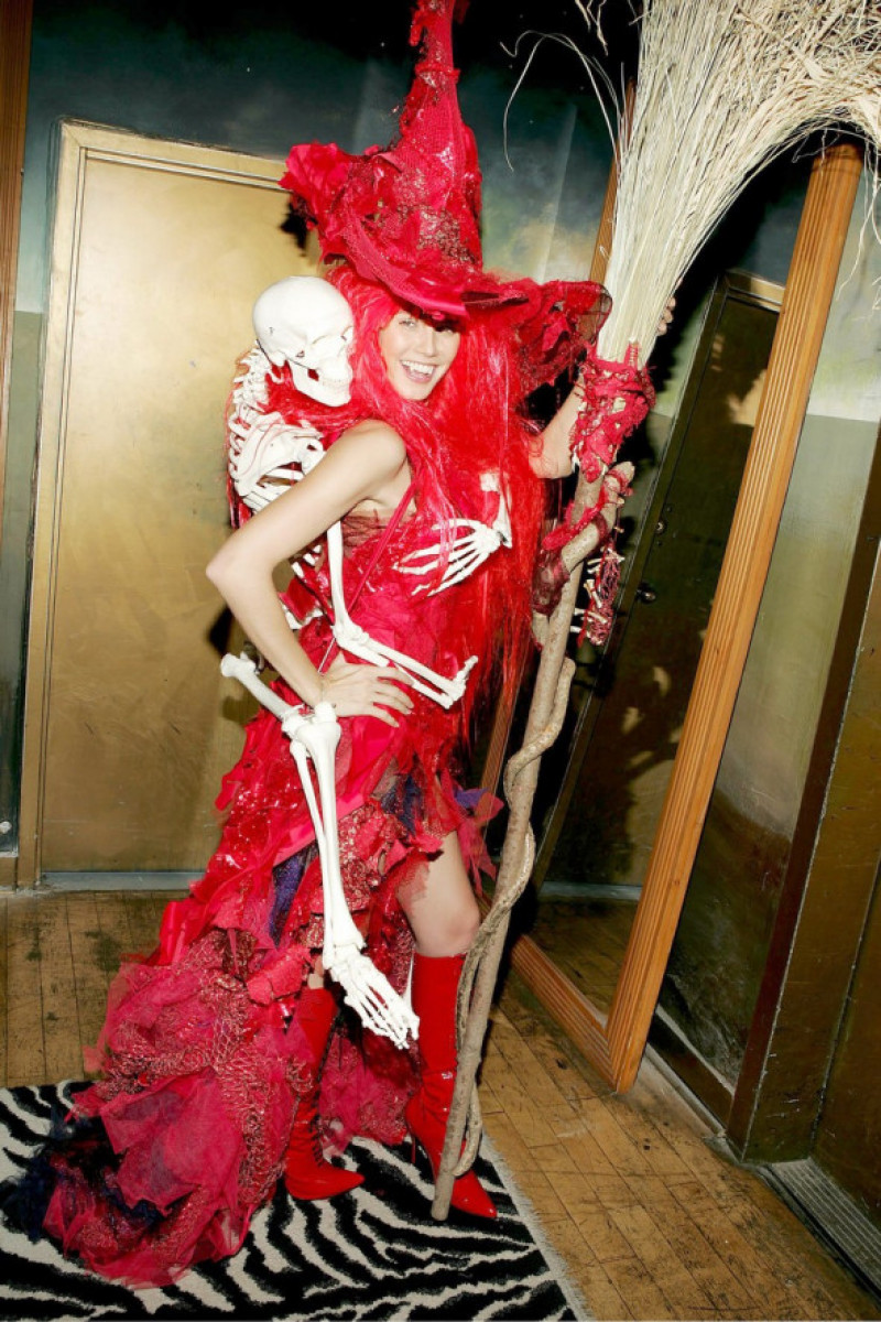 HEIDI KLUM AT A FINAL FITTING FOR HER HALLOWEEN COSTUME PRIOR TO HER 5TH ANNUAL HALLOWEEN PARTY TO BE HELD AT MARQUE, NEW YORK, AMERICA - 27 OCT 2004