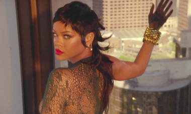 Rihanna, protagonista unor noi imagini îndrăznețe. A îmbrăcat o salopetă croșetată din propria colecție și a pozat seducător