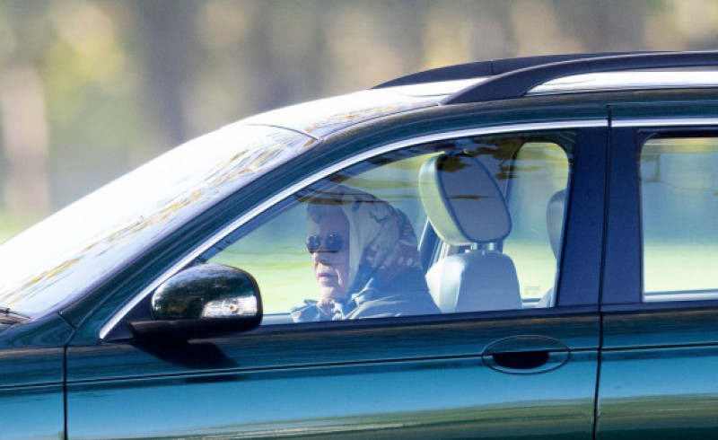 Regina Elisabeta a II-a, surprinsă la volan deși medicii i-au recomandat 2 săptămâni de odihnă