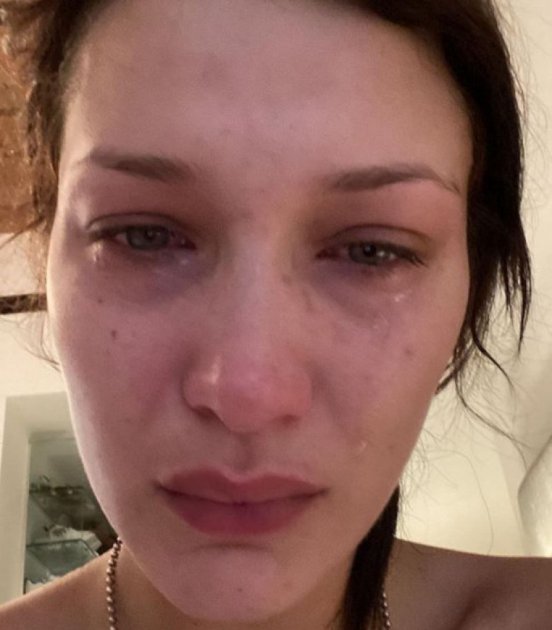 Bella Hadid, în lacrimi pe Instagram