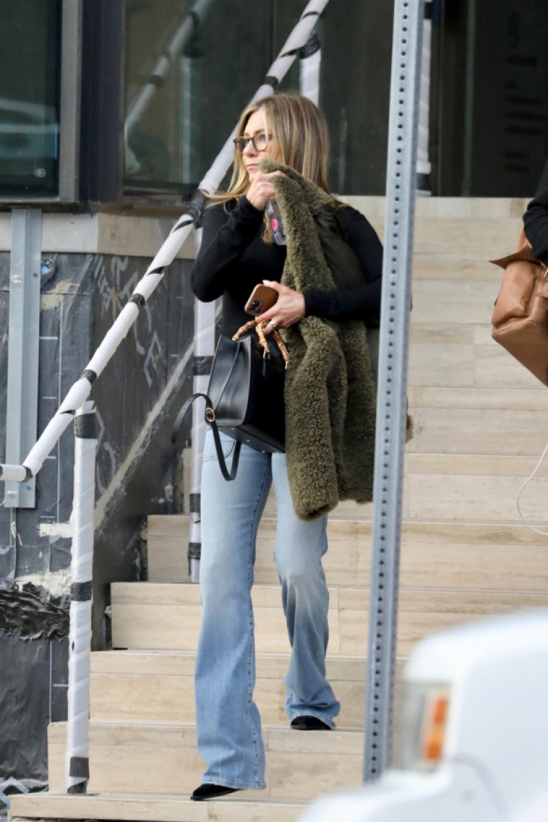 Jennifer Aniston, fotografiată pe străzile din Los Angeles.