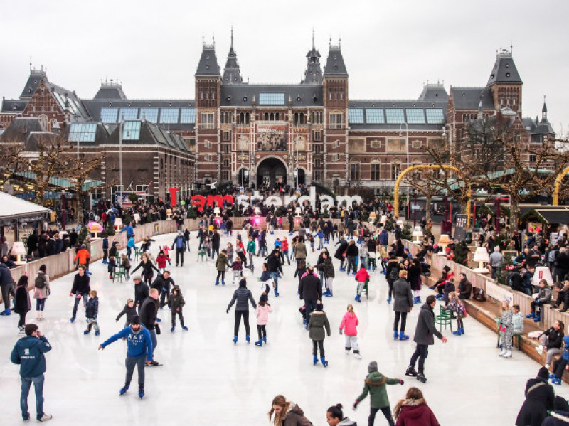 Amsterdam,,Netherlands,-,Dec,27,,2015:,People,Enjoy,Ice,Skating