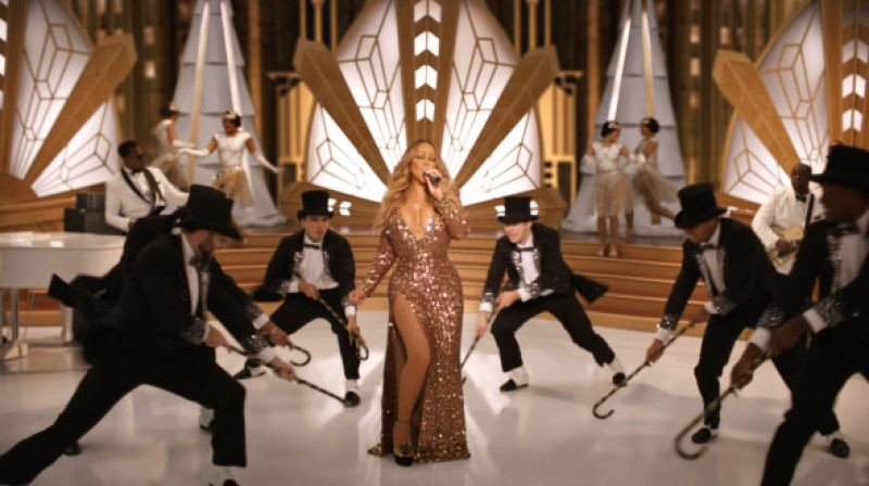 Mariah Carey, spectaculoasă într-o rochie care cântărește 20 de kilograme