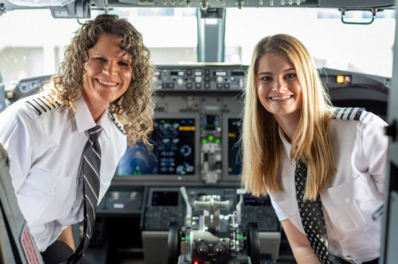 O mamă și fiica ei au făcut înconjurul lumii după ce au pilotat împreună un avion.
