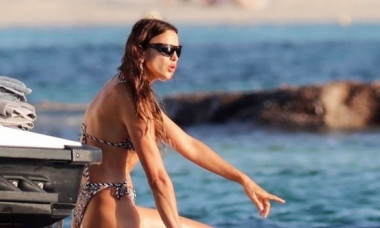 Irina Shayk, pozată din toate unghiurile la plajă. Supermodelul rus, perfecțiunea întruchipată în costum de baie