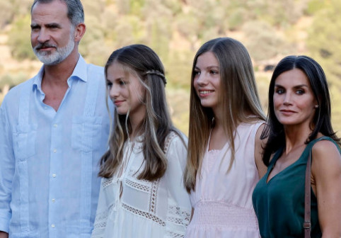 Familia regală a Spaniei, în haine "civile" în vacanță. Regele Felipe și regina Letizia, în pantaloni scurți, au cutreierat Mallorca