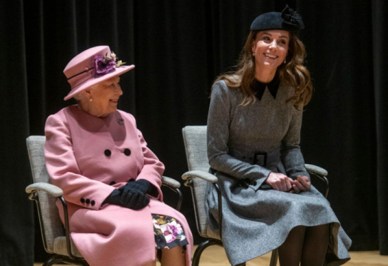 Queen regina elisabeta a II-a și kate middletonElizabeth II And The Duchess Of Cambridge Visit King's College London