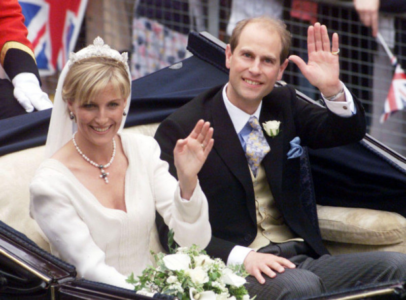 File photo dated 19/6/1999 of Prince Edward and Sophie Rhys-Jones - known as the Earl and Countess of Wessex after their wedding - waving to the crowds after their marriage at St George's Chapel in Windsor Castle. Issue date: Thursday September 8, 2022.