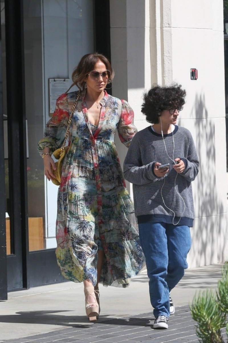 Jennifer Lopez, fotografiată la plimbare cu fiica ei