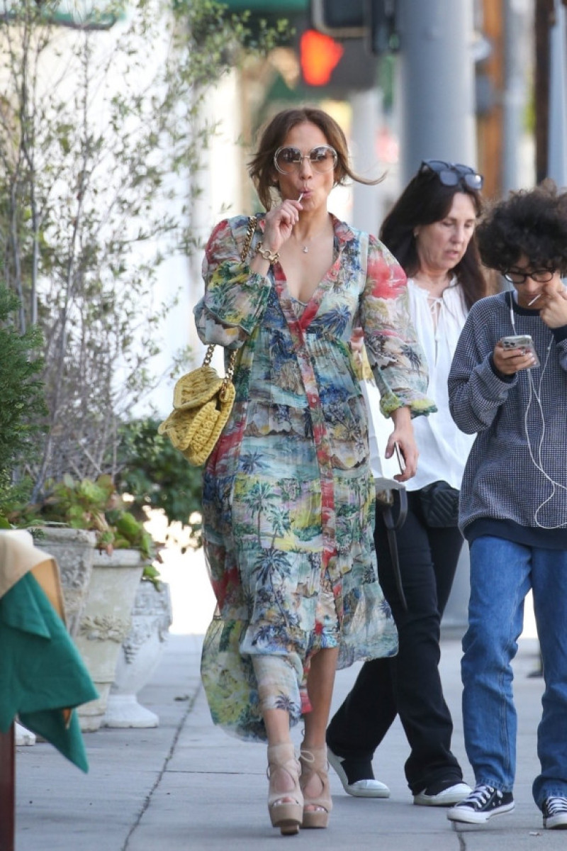 Jennifer Lopez, fotografiată la plimbare cu fiica ei