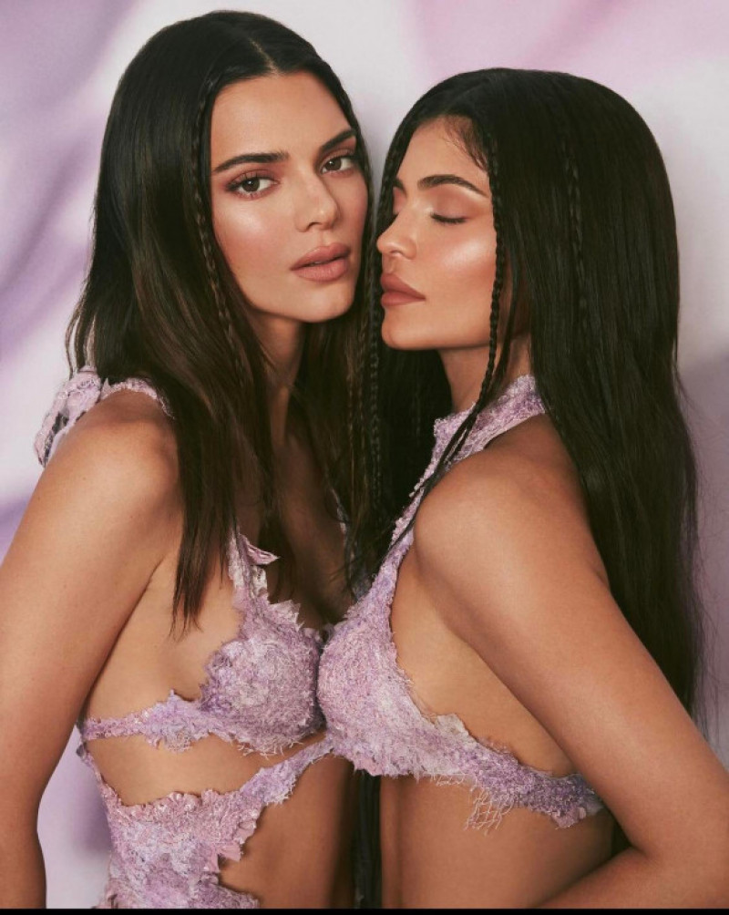 Kylie Jenner și-a arătat decolteul generos într-o rochie decupată/ Instagram