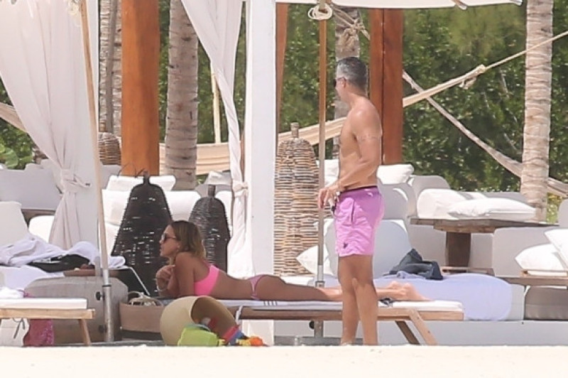 Jessica Alba, fotografiată la plajă alături de familie