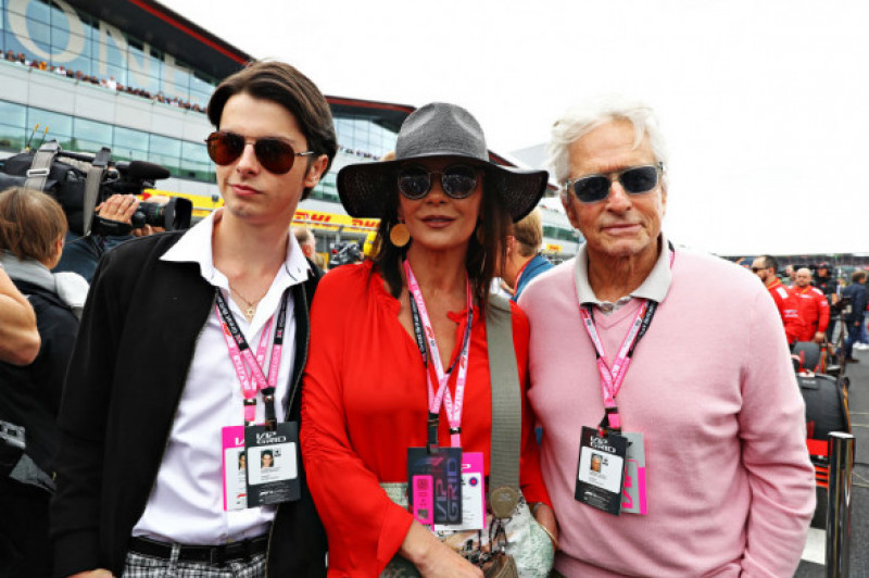 Catherine Zeta-Jones, alături de Michael Douglas și de fiul lor, Dylan