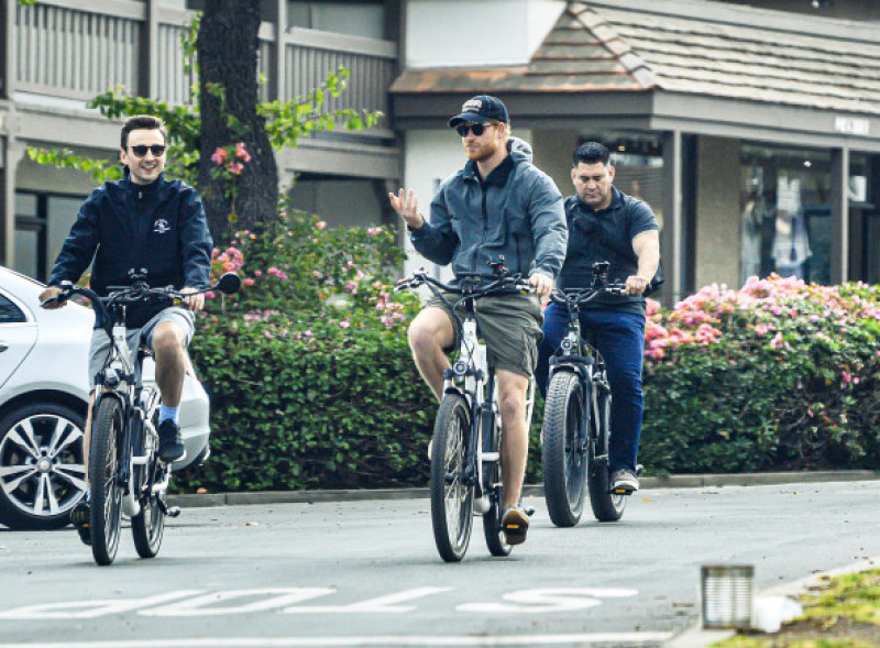 Prințul Harry la o plimbare cu bicicleta/ Profimedia