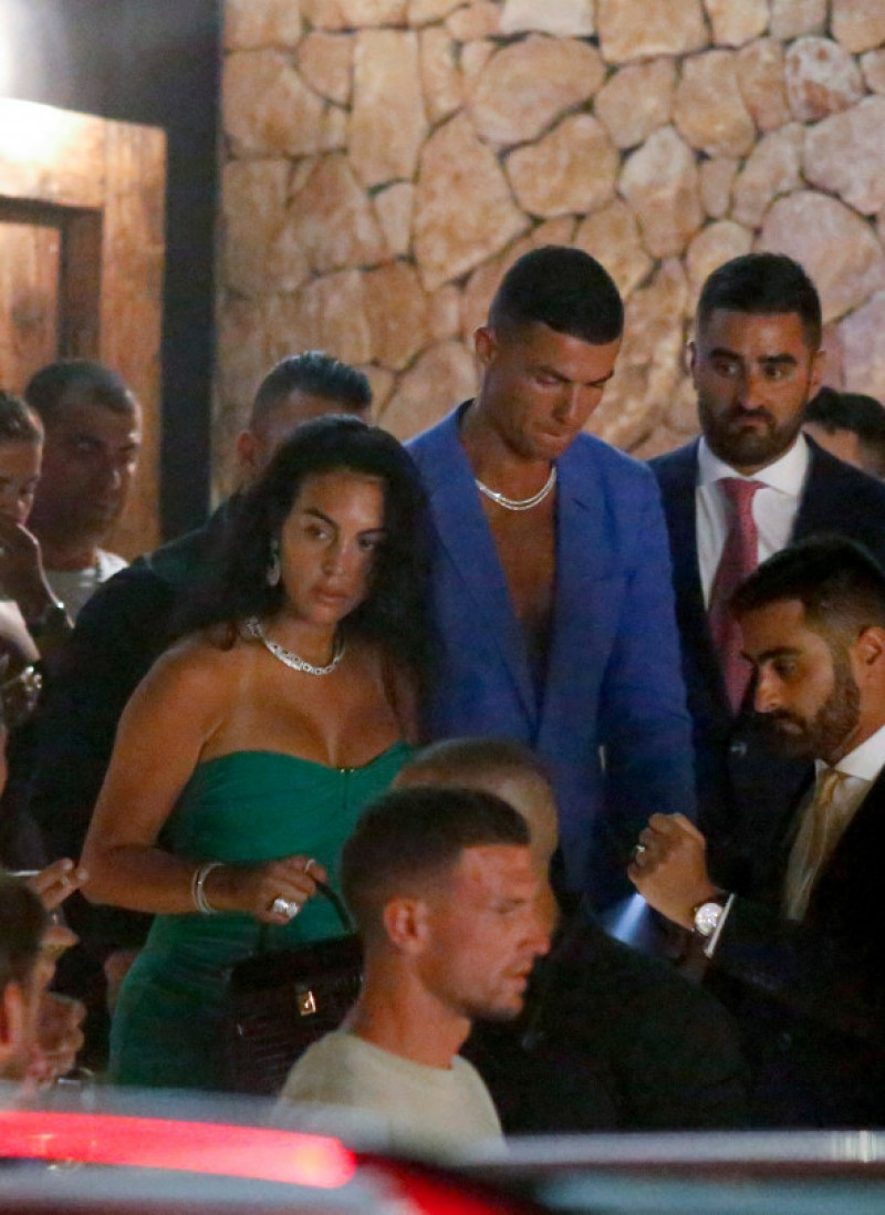 Georgina Rodriguez și Cristiano Ronaldo, fotografiați în ipostaze tandre într-un club din Ibiza