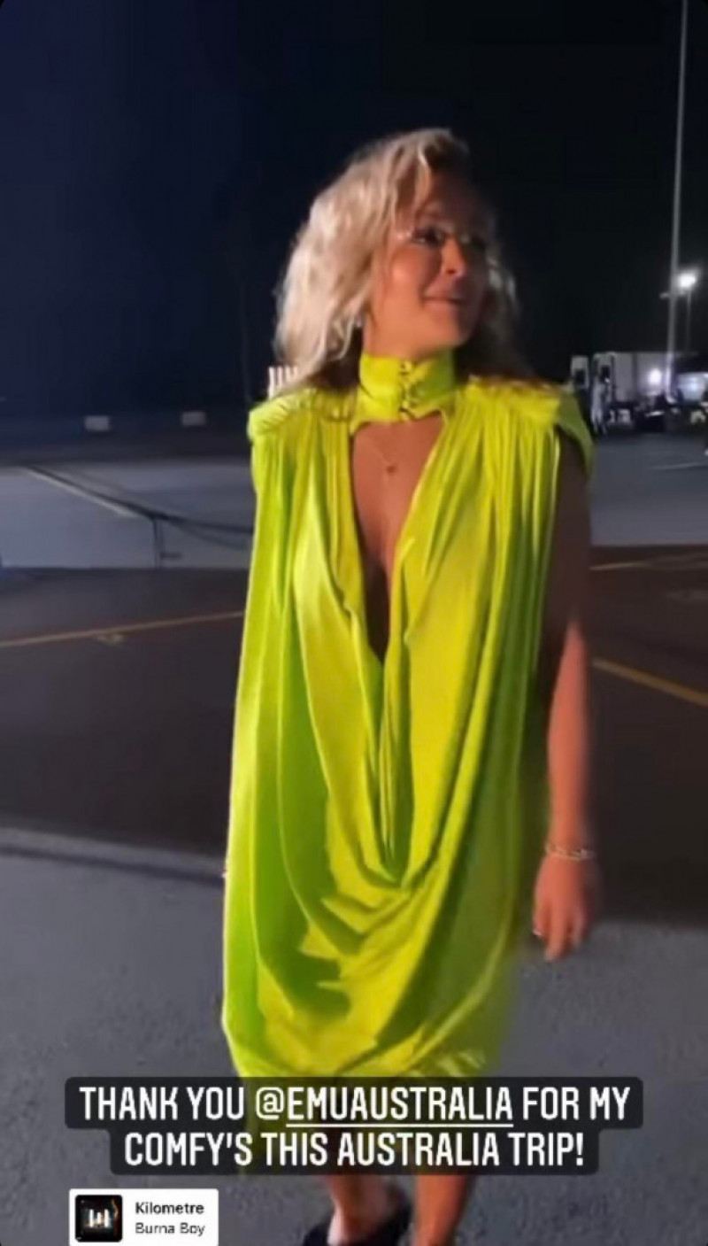 Rita Ora arată spectaculos într-o rochie neon decoltată și papuci de casă/ Instagram