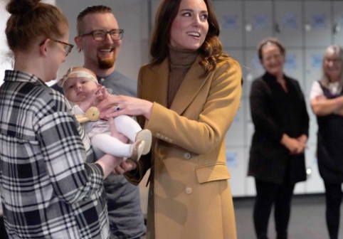 Reacția delicioasă a prințului William când a văzut-o pe Kate Middleton că ia în brațe un bebeluș. Toți cei prezenți au izbucnit în râs
