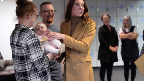 Reacția delicioasă a prințului William când a văzut-o pe Kate Middleton că ia în brațe un bebeluș. Toți cei prezenți au izbucnit în râs