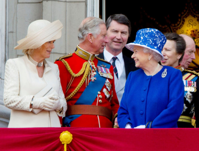 Prințul Charles și Camilla Parker Bowles, alaturi de regina elisabeta a II-a