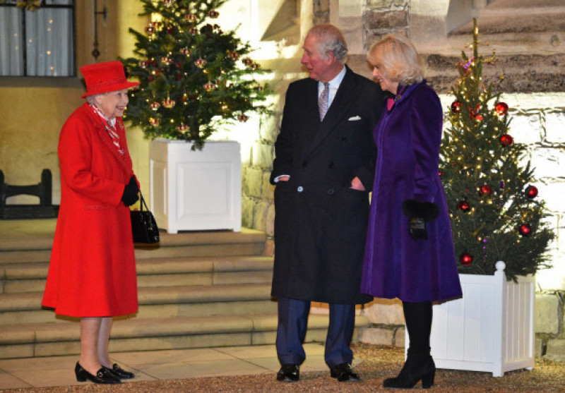Camilla, ducesa de Cornwall, alături de soțul ei, de regina Elisabetha