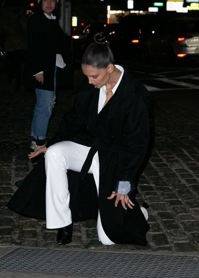 Katie Holmes, surprinsă într-o ipostază delicată. Actrița s-a împiedicat și a căzut după ce a participat la o prezentare de modă
