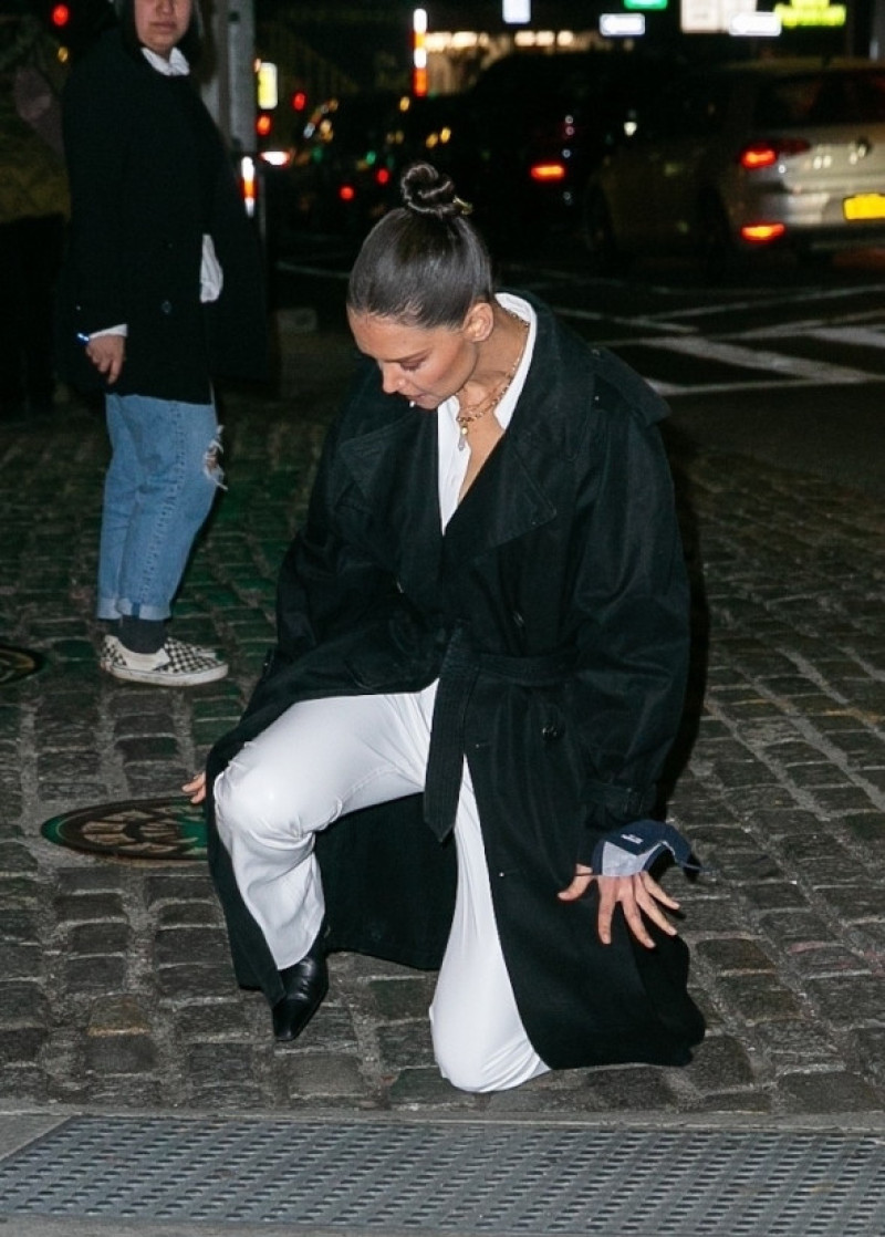 Katie Holmes, surprinsă într-o ipostază delicată. Actrița s-a împiedicat și a căzut după ce a participat la o prezentare de modă