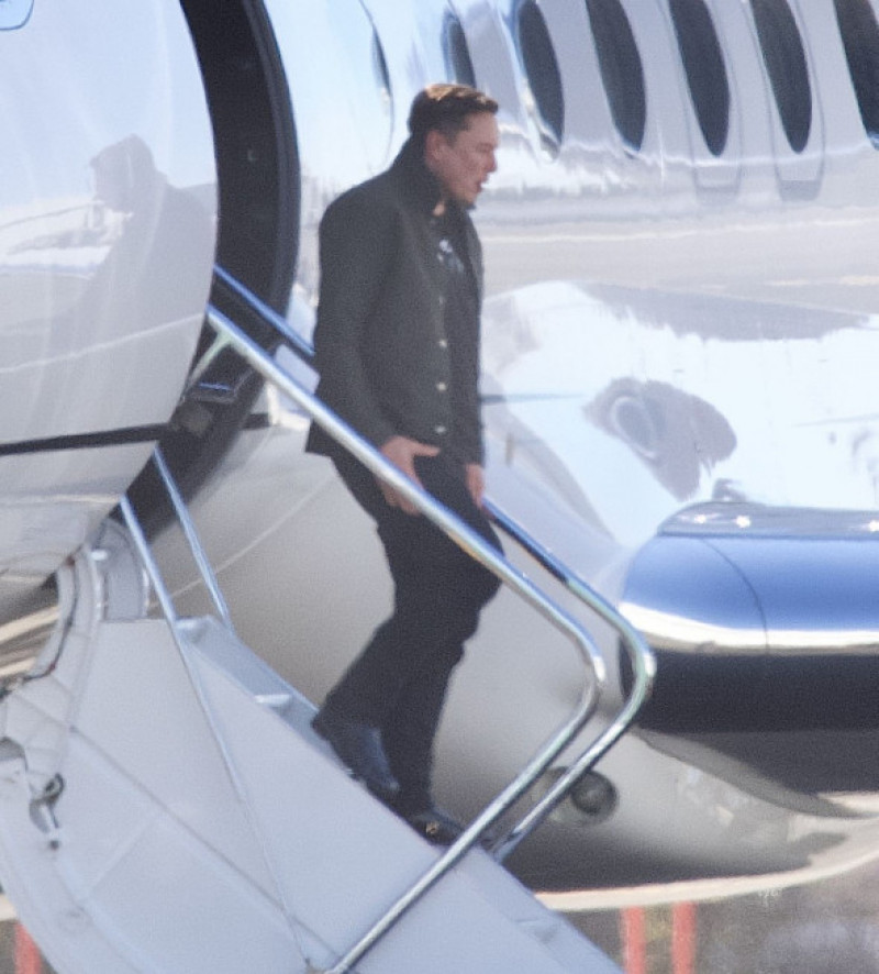 Elon Musk, fotografiat în compania unei femei misterioase, la câteva luni de la despărțirea de Grimes