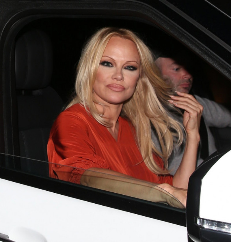 Pamela Anderson, fotografiată la un restaurant cu fiul ei