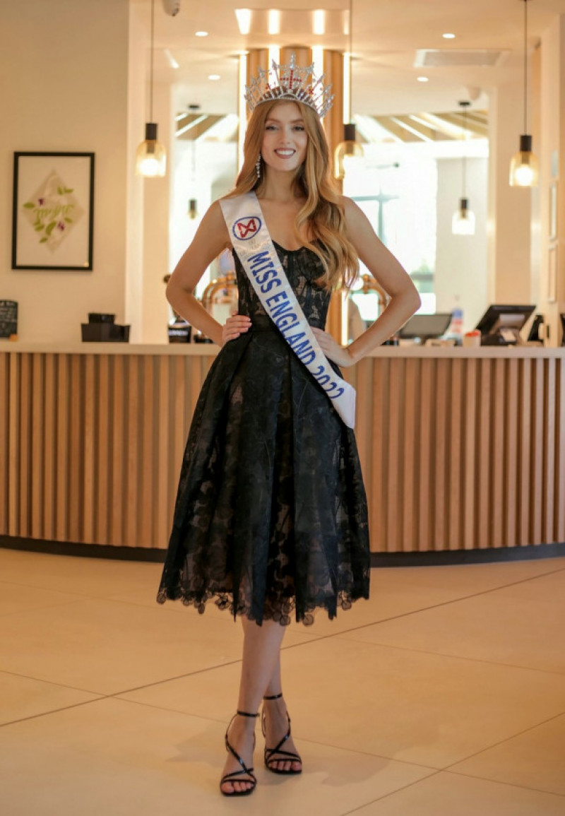 O tânără umilită de colegi la școală a fost încoronată Miss Anglia 2022