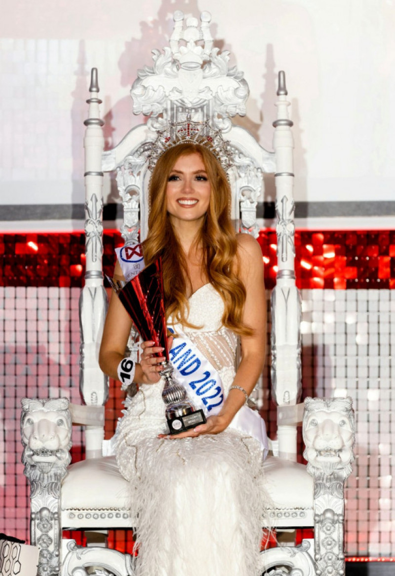 O tânără umilită de colegi la școală a fost încoronată Miss Anglia 2022 (7)