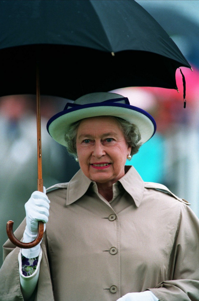 Regina Elisabeta a II-a își ținea singură umbrela/ Profimedia
